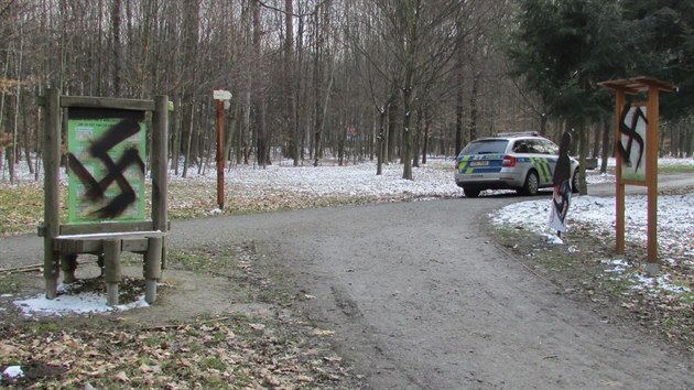 Vandalové počmárali naučnou stezku v ostravském Bělském lese.