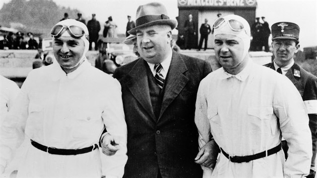 Alfred Neubauer se svými stájovými závodníky Hermannem Langem (vlevo) a Rudolfem Caracciolou.