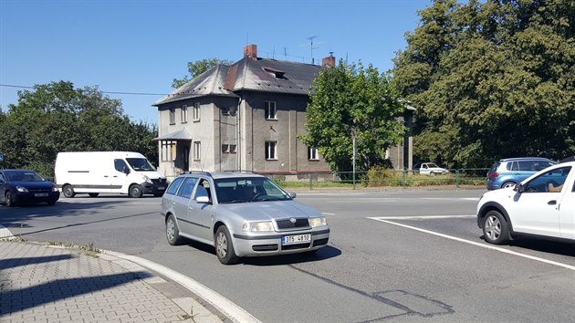 Frekventovaná křižovatka v Havířově-Prostřední Suché zůstává problémem, ve stavbě kruhového objezdu brání prázdný dům v pozadí.