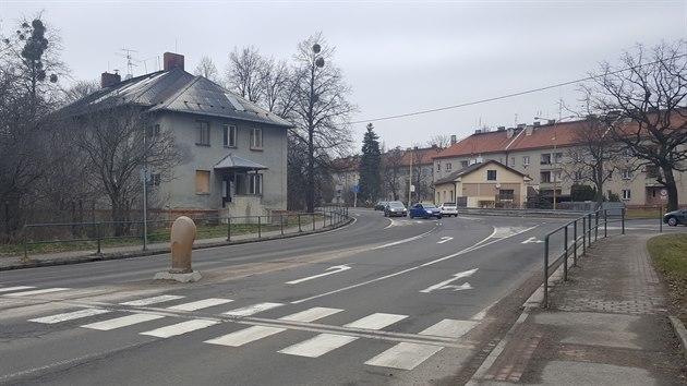 Také přechod pro chodce nepatří mezi nejbezpečnější, není od něj vidět na vozidla přijíždějící po Dělnické ulici od Horní Suché. Vlevo dům překážející stavbě kruhového objezdu.