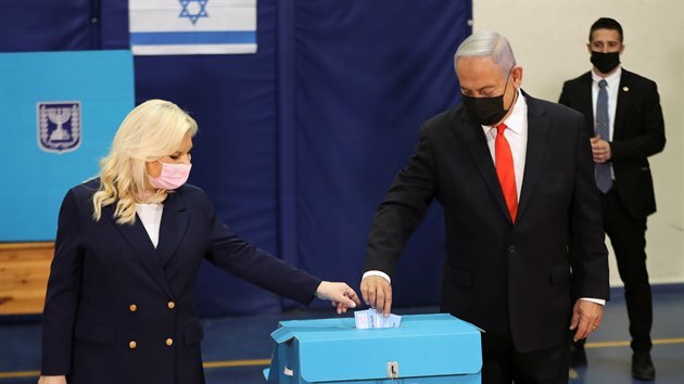 V Izraeli mají další volby. Na snímku je premiér Benjamin Netanjahu se svou manželkou Sárou. (23. března 2021)