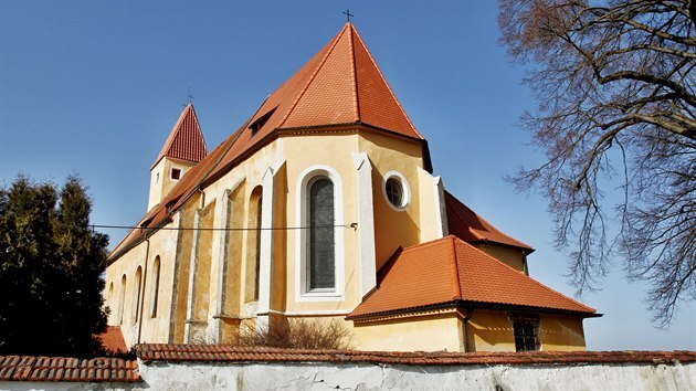 Kostel sv. Bartoloměje je opravený. Přilehlá fara kazí pohled na tuto stavbu, která sousedí se hřbitovem.