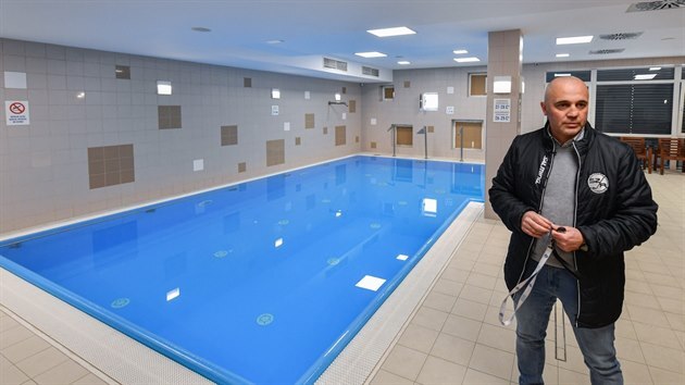 V rumunské obci Cartsa stojí zcela nová „hokejová akademie“ s krytým kluzištěm, zdravotním střediskem a hotelem pro sportovce. Její ředitel, zdejší rodák Attila Nagy, provází návštěvu po místě, jehož vybudování stálo deset milionů eur  (20. března 2021)