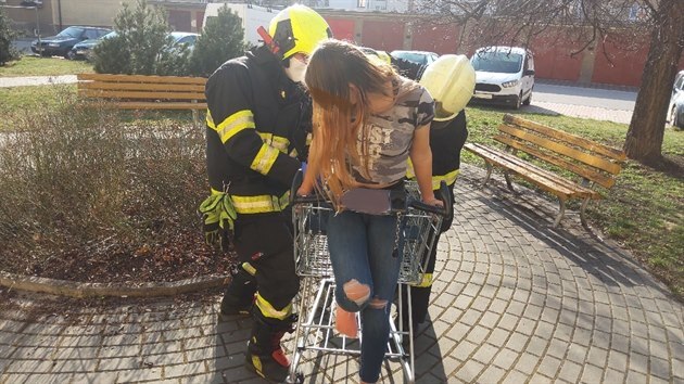 Krácení dlouhé chvíle se dívce z Pardubic vymstilo. Z nákupního vozíku ji museli vyprostit hasiči.