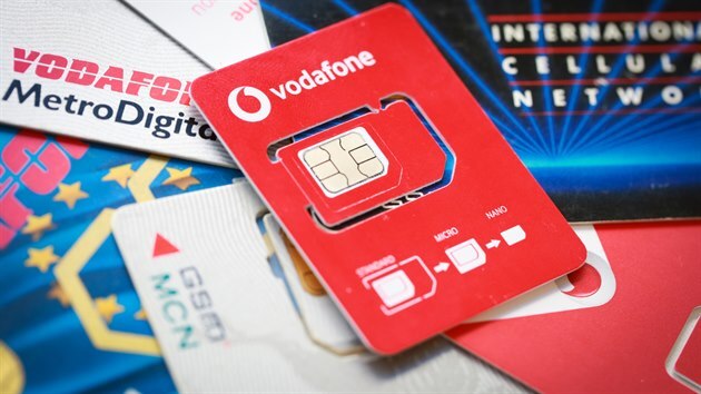 Vodafone zmenšil plastový nosič SIM na polovinu původní velikosti platební karty.