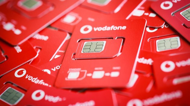 Vodafone zmenšil plastový nosič SIM na polovinu původní rozměru velikosti platební karty.