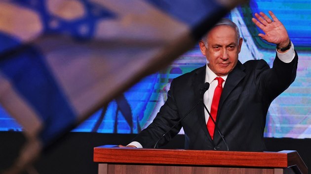Izraelsk premir Benjamin Netanjahu mv svm pznivcm. (24. bezna 2021)
