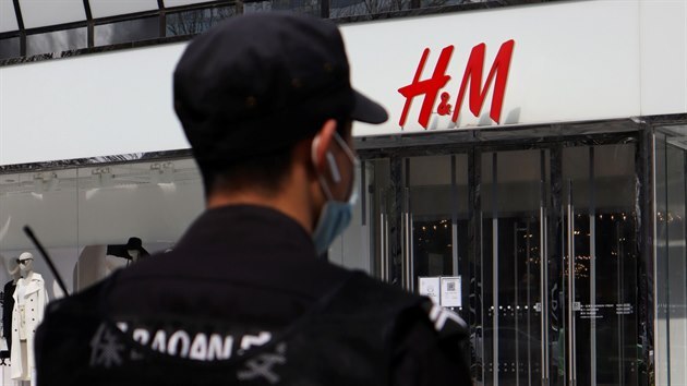 Policista ped stoj ped zavenou prodejnou vdskho etzce spolenosti H&M v Pekingu. (28. bezna 2021)