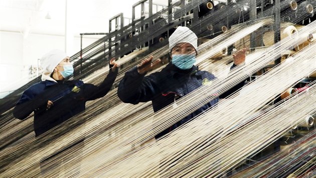 Místní pracovníci vyrábí koberce ve městě Urumči v severozápadní Číně s Ujgurskou autonomní oblastí Sin Tiang (18. listopadu 2020).