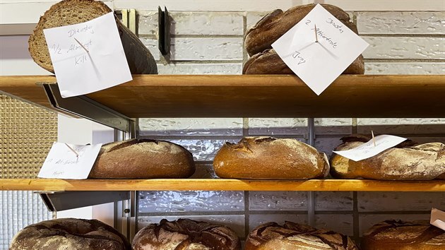 Chléb z pekárny v německém Düsseldorfu je upečený z piva. S každým bochníkem dostane zákazník zdarma láhev místního altbieru. (25. března 2021)