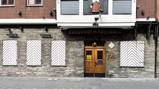 Německý pivovar, který má ve svých zásobách pivo s blížící se spotřebou, se spojil s místními pekaři. Ti z piva pečou chleba. (25. března 2021)