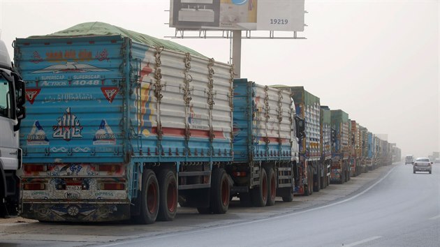 V přístavu egyptského města Ain Soukhna čekají na vyřešení situace nákladní vozidla. (24. března 2021)