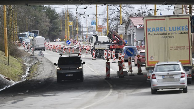 Ulice Romana Havelky v Jihlavě je výtluků plná. Už tak příšerný požitek z jízdy zde řidičům umocňuje ještě budování nového napojení na dálniční přivaděč.