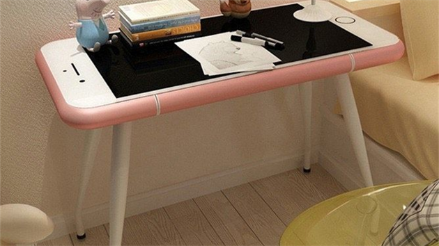 Pracovní stolek ve formě obřího iPhonu