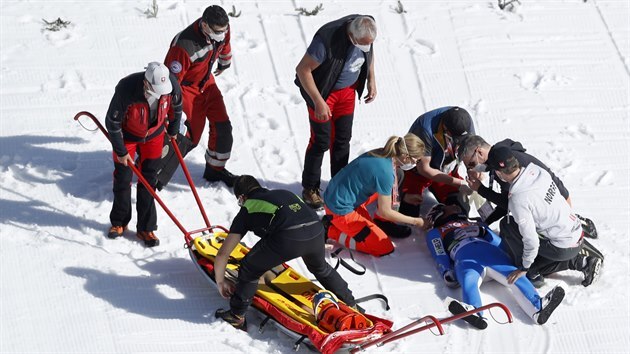 Daniel Andre Tande v péči záchranářů po pádu ve zkušebním kole na mamutím můstku v Planici.