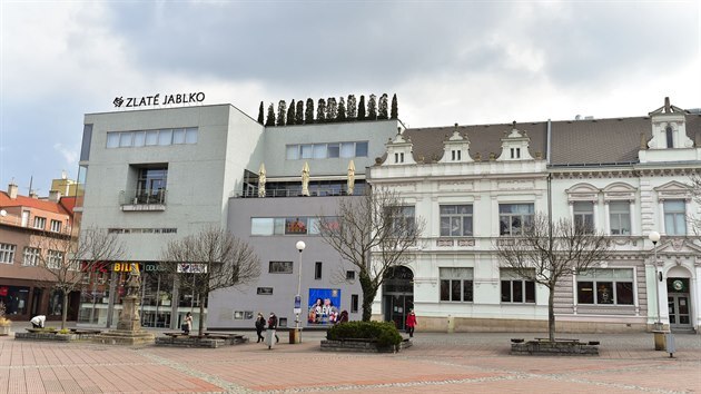 Budova zlínského nákupního centra Zlaté jablko, za jehož podobou stojí architekt Ivan Bergmann.