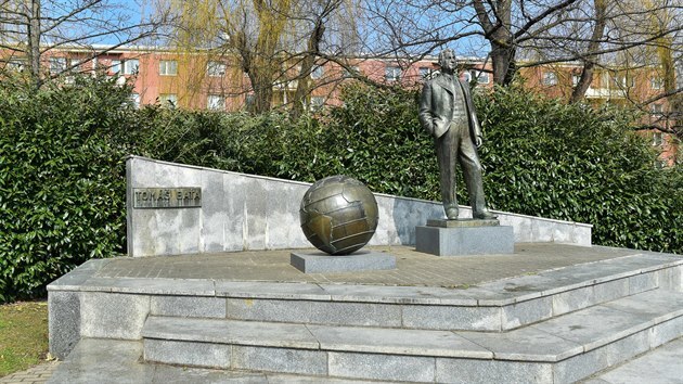 Socha Tomáše Bati v parku před Společenským domem v Otrokovicích.
