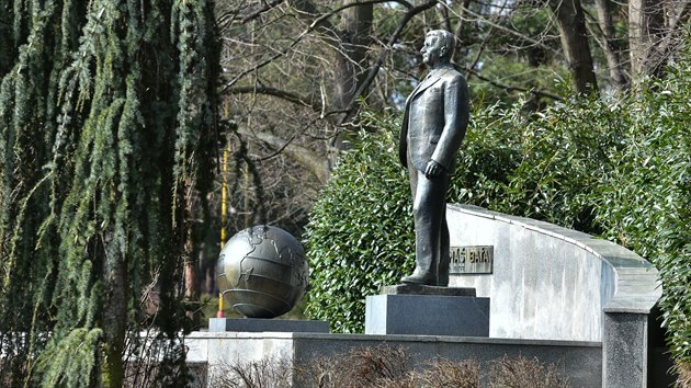 Socha Tomáše Bati v parku před Společenským domem v Otrokovicích (březen 2021).