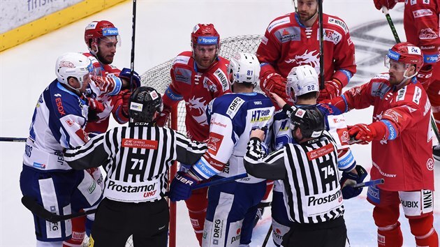 Strkanice mezi hokejisty Tince a Komety.