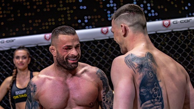MMA zpasnk Karlos Vmola u s smvem na tvi pot, co ukrtil Milana atelinku.