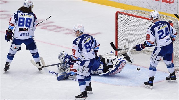 Zleva brnnt hokejist  Peter Mueller, pekonan brank Karel Vejmelka, Petr Holk a Michal Gulai.