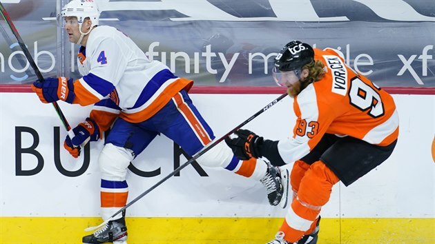 Jakub Voráček (vpravo) z Philadelphie v souboji s Andym Greenem z New York Islanders.