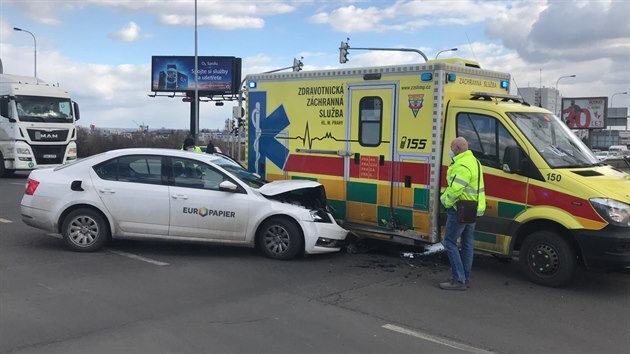 Srážka osobního auta se sanitkou v Černokostelecké ulici. (22.3.2021)