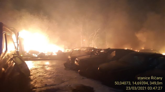 Bezmála třicet vozidel shořelo při požáru na autovrakovišti. (23.3.2021)