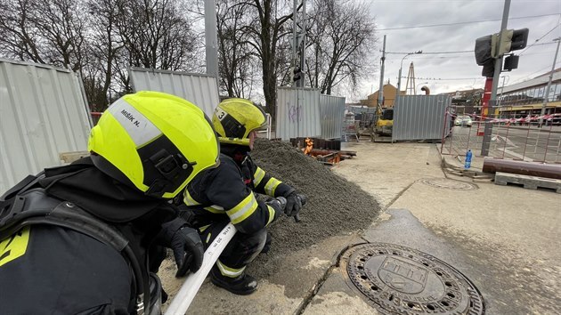 Při výkopových pracích na silnici v pražských Kobylisích začal unikat plyn, který začal hořet. (23.3.2021)