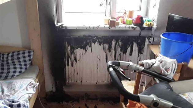 V jednom z bytů azylového domu v hranické místní části Slavíč způsobilo požár vzplanutí elektroinstalace.