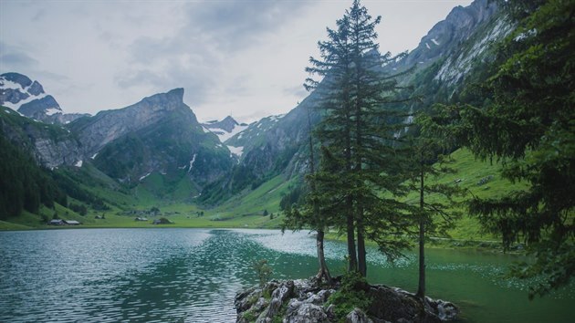 Švýcarsko nabízí nádherné hory, jasně zelenou trávu a průzračnou vodu v jezerech.