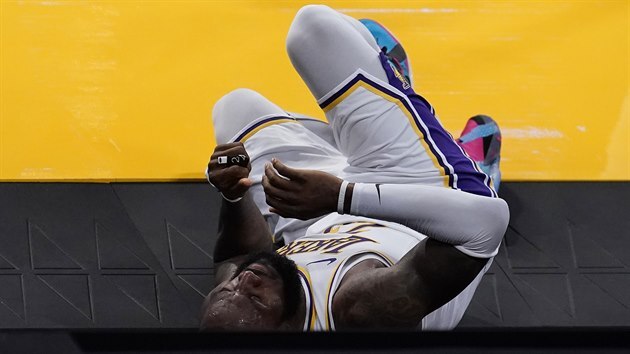 LeBron James z LA Lakers leží na palubovce s poraněným kotníkem, spadl mu na něj Solomon Hill z Atlanty.