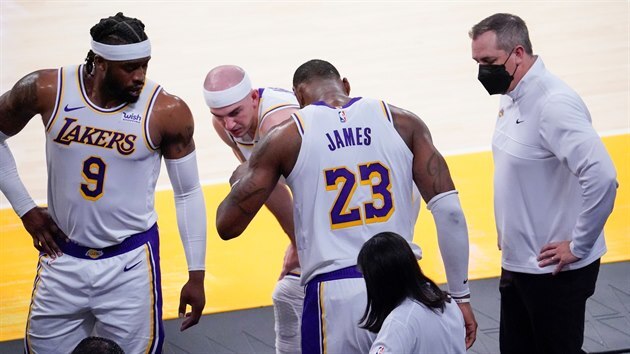 LeBron James se zranil, spoluhráči z LA Lakers mají obavy, zleva Wesley Matthews a Alex Caruso, vpravo trenér Frank Vogel.