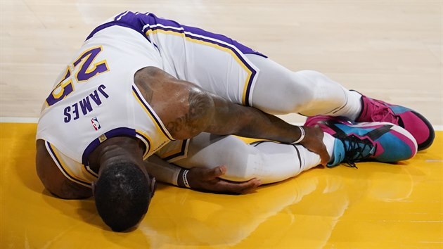 LeBron James z LA Lakers se drží za kotník po svém zranění v zápase s Atlantou.