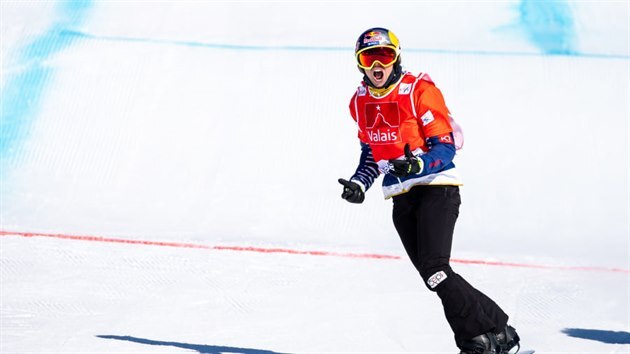 Česká snowboardcrossařka Eva Samková slaví triumf ve švýcarském Veysonnaz.