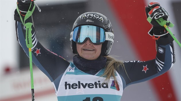 Novozélandská lyžařka Alice Robinsonová slaví triumf v obřím slalomu v Lenzerheide.