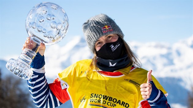 esk snowboardcrossaka Eva Samkov s kilovm glbusem za prvenstv ve Svtovm pohru.