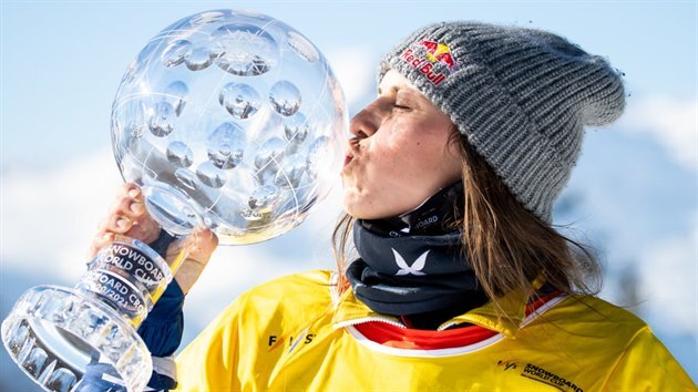 Česká snowboardcrossařka Eva Samková s křišťálovým glóbusem za prvenství ve Světovém poháru.