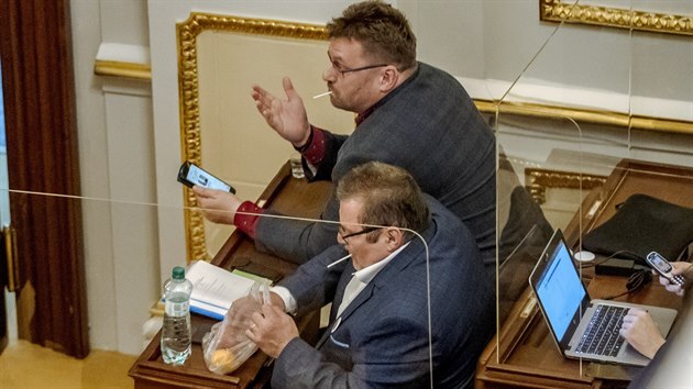 Poslanec Marian Bojko si přinesl nůž až do jednacího sálu Sněmovny. Vedle něj sedí poslanec Lubomír Volný. (23. března 2021)