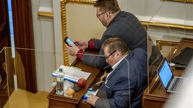 Poslanec Marian Bojko si přinesl nůž až do jednacího sálu Sněmovny. Vedle něj sedí poslanec Lubomír Volný. (23. března 2021)