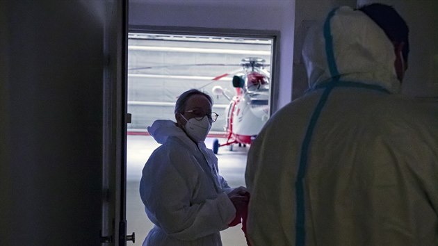 Posádka vrtulníku Sokol v armádním sídle Letecké záchranné služby v Líních u Plzně se připravuje k transportu pacienta s těžkým průběhem onemocnění covid-19. (21. 3. 2021)