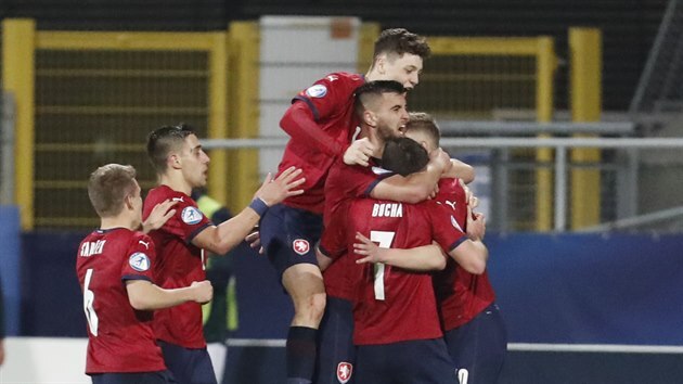Čeští fotbalisté se radují z vyrovnání proti Itálii.