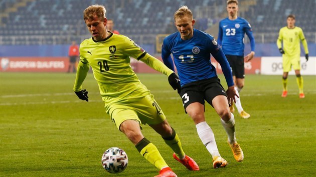 Estonský fotbalista Michael Lilander stínuje českého útočníka Matěje Vydru.