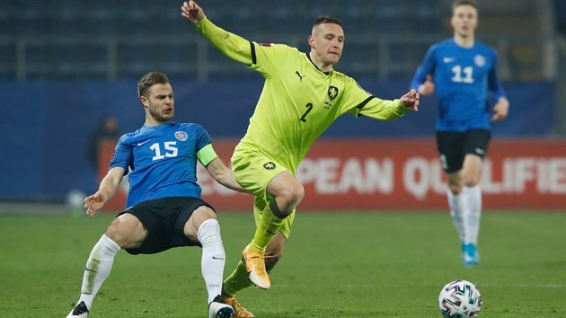 Estonsk fotbalista Rauno Sappinen se pokou zastavit eskho beka Pavla Kadebka.