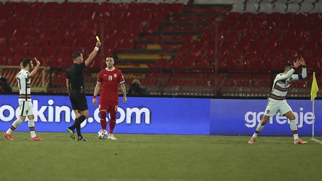 VZTEKY BEZ SEBE. Cristiano Ronaldo se roziluje, rozhod Danny Makkelie neuznal Portugalsku vtzn gl proti Srbsku (2:2) a jet kapitnovi udlil lutou kartu za protesty.