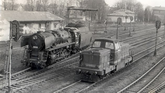Lokomotivy 556.0280 a T440.0 ve stanici Jarom, 15. 3. 1980