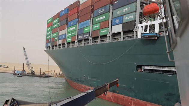 Suezský průplav od úterý blokuje obří nákladní loď Ever Given. V sobotu se povedlo pohnout zádí a kotvou lodi, kdy bude loď schopna odplout, však není jisté. (25. března 2021)