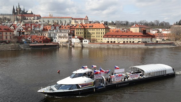 Politick hnut Oteveme esko a iniciativa Vrame dti do koly vyzvalo vldu k nvratu dt do kol. Na Vltavu v Praze vyslalo sedm lod. (28. 3. 2021)