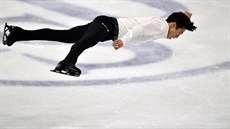 Nathan Chen v krátkém programu na MS krasobrusla ve Stockholmu.