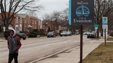 Mu prochází kolem znaky vítající lidi ve mst Evanston ve stát Illinois....